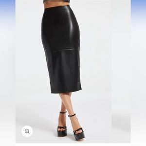 Good American FAUX LEATHER MIDI SKIRT